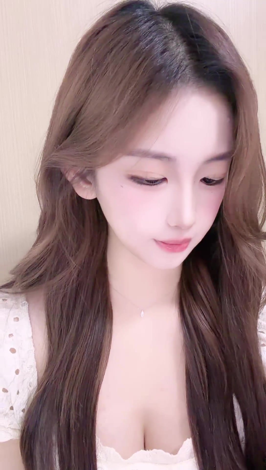 一个女的